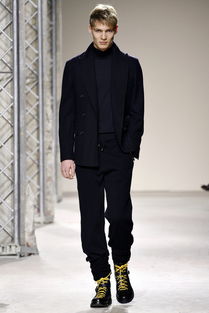 行走的都市剪影 从Hermès 2013秋冬男装发布秀看当代男士衣橱的永恒与革新